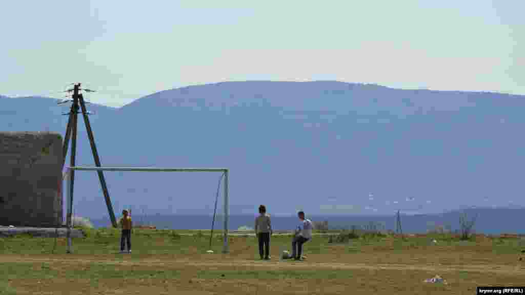 Köy çetinde oğlan balalar futbol oynay