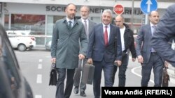 Bivši predsednik Opštine Grocka Dragoljub Simonović (u sredini), koji je optužen da je naložio paljenje kuće Jovanovića, prilikom dolaska u sud