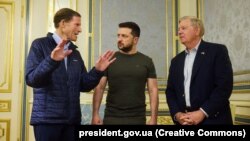 Президент України Володимир Зеленський (посередині) і сенатори США Річард Блюменталь (ліворуч, Демократична партія) та Ліндсі Грем (праворуч, Республіканська партія). Київ, 7 липня 2022 року