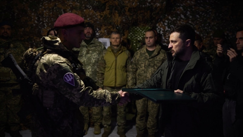 ზელენსკი ფრონტს ესტუმრა და პოკროვსკთან წარმატებებზე ისაუბრა