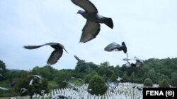 Puštanje golubova, simbola mira, u Memorijalnom centru Srebrenica - Potočari, dan pred obilježavanje 26. godišnjice od genocida u ovom bh. gradu (10. juli 2021.)