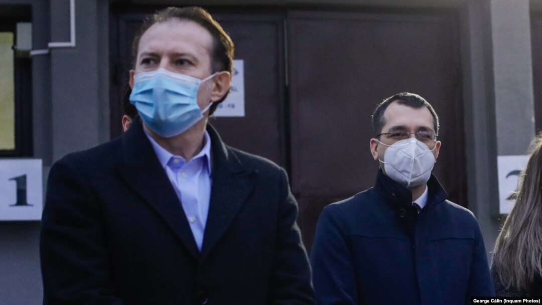 Primele 10.000 de doze de vaccin COVID-19 sunt descărcate la Institutului Naţional de Cercetare Dezvoltare Medico-Militară „Cantacuzino", București, 26 decembrie 2020.