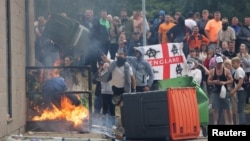 La Rotherham, lângă Sheffield, protestatarii au încercat să dea foc unui centru în care sunt cazați solicitanții de azil, 4 august 2024. Revoltele au fost alimentate în parte de afirmațiile false potrivit cărora suspectul ar fi un refugiat musulman.