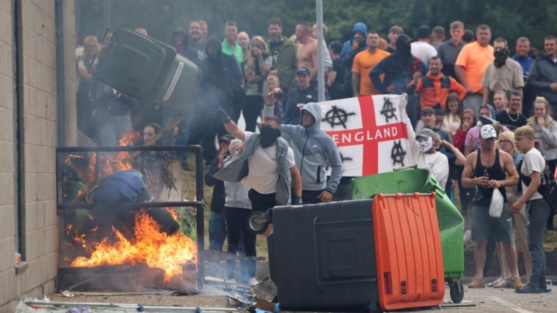 Val de proteste violente împotriva imigranților din Marea Britanie. Un rol de frunte joacă dezinformarea online