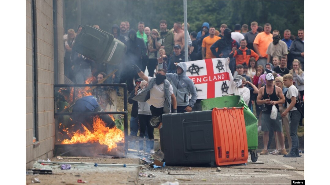 La Rotherham, protestatarii au vandalizat și au încercat să dea foc unui centru în care sunt cazații solicitanții de azil.