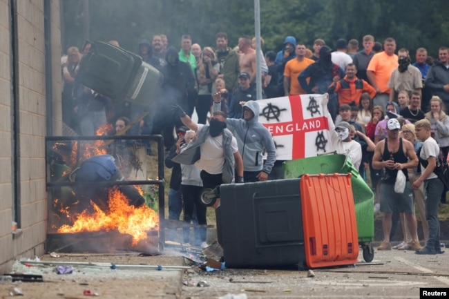 Массовые антииммиграционные протесты в Ротереме. Великобритания, 4 августа 2024 года