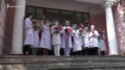 Цветы – врачам. В Крыму поблагодарили медиков, которые борются с коронавирусом (видео)