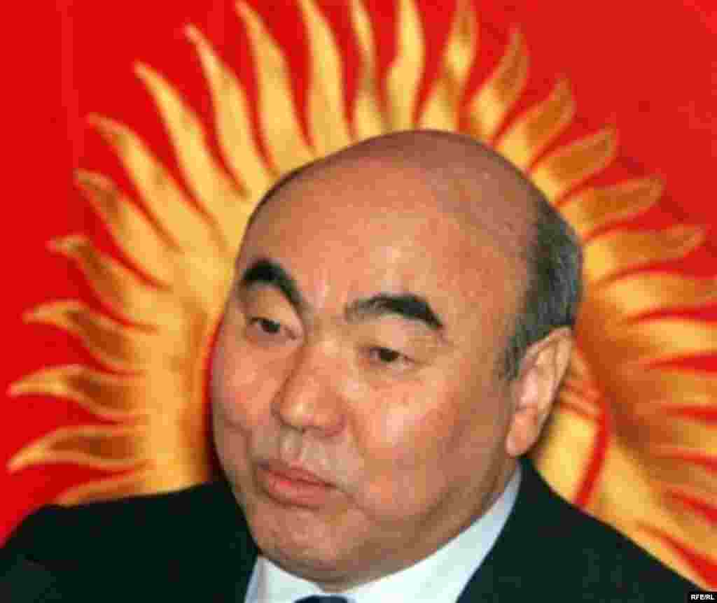Аскар Акаев кол тийбестиктен ажырады - 13-августта Убактылуу өкмөт Кыргызстандын мурдагы президенти Аскар Акаевди кол тийбестик макамынан ажыраткан декрет кабыл алганын жарыялады. Анда Аскар Акаев бийликте турганда элге каршы ок атууга жол бергени, жер сатканы жана мыйзамдуулуктан аша чаап, үй-бүлөлүк бийлик орноткону кол тийбестиктен ажыратууга себеп болгону айтылат. Мындай декрет кабыл алынганы жарыяланар замат Аскар Акаев маалымат каражаттарына кыргыз бийлигинин бул чечими мыйзамсыз экенин айтып чыгып, аны юридикалык күчү жок “сабатсыз жазылган грамота” катары сыпаттады.