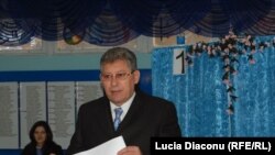 Președintele Mihai Ghimpu exercitîndu-și votul