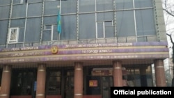 У здания городского департамента государственных доходов в Алматы.