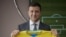 Президент Украины Владимир Зеленский с футболкой национальной команды