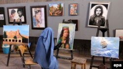 Surat çekýän aýal, Hyrat, 27-nji aprel, 2015