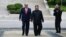 Трамп менен Ким чек ара сызыгынан ары, Түндүк Кореянын аймагына өтүп, кайра кайтып келатышат. 30-июнь, 2019-жыл.