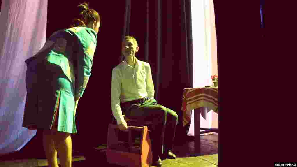 Илтөзәр әфәнде сәхнә артында чираттагы чыгышын көтә