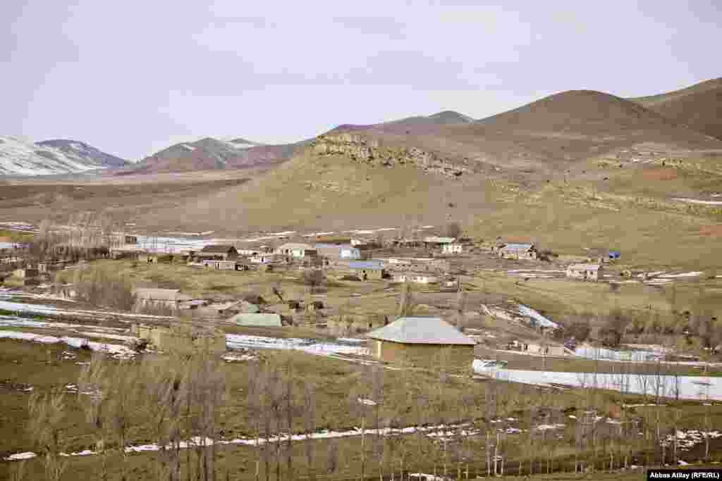 1948-ci ildə Azərbaycan SSR-nın Yardımlı rayon ərazisində sərhəd pozuntusu baş verir. İranın Xoy hərbi briqadası İran sərhəddindən keçərək əvvəlcə neytral əraziyə, sonra isə Yardımlının 20-ə yaxın kəndinə soxulmağa cəhd edir. Bir neçə gün davam etən toqquşmadan sonra vəziyyət sakitləşir, həyat əvvəlki axarına düşür. Amma gələcəkdə yaşanacaq bir hadisənin başlanğıcı qoyulur - Zorən Köç.