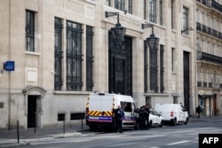 Policija ispred filijale Bank of America u Parizu, nakon pokušaja bombaškog napada, 28. mart 2026.