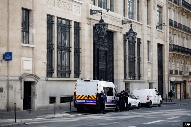 Policia jashtë degës së Bankës së Amerikës në Paris, pas një tentative për sulm, 28 mars 2026.