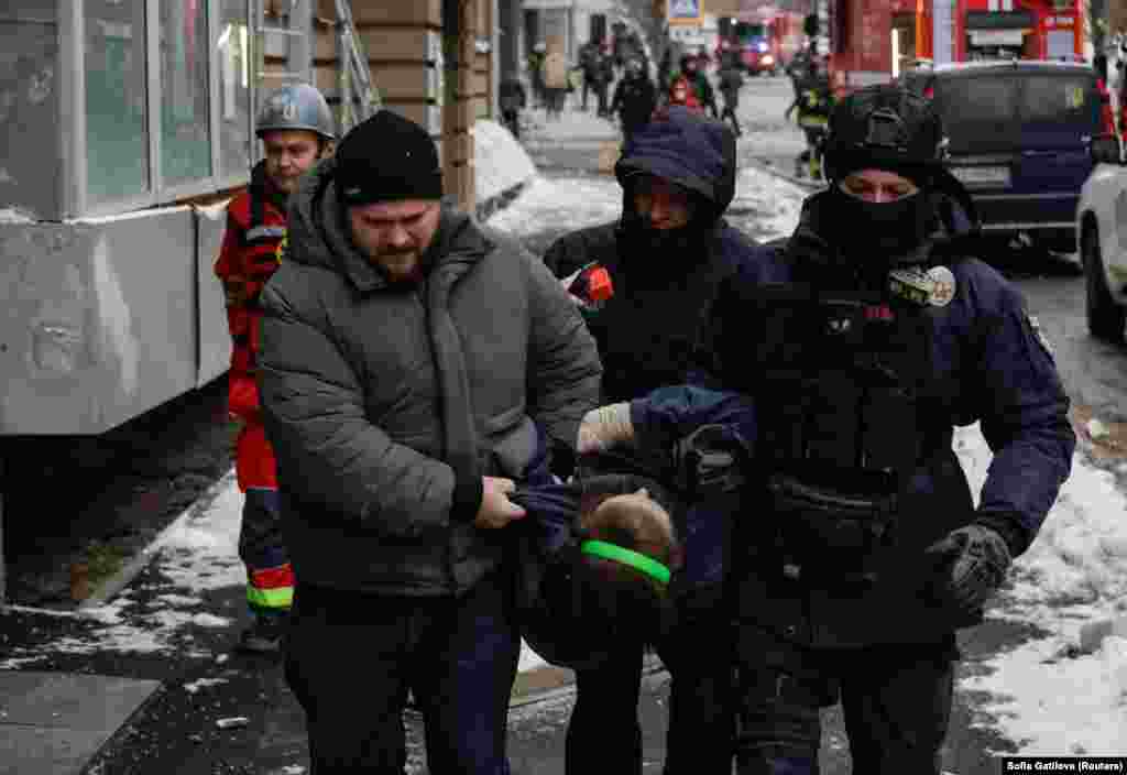 Поліцейські евакуюють пораненого мешканця багатоквартирного будинку, що був пошкоджений внаслідок російського авіаудару. Харків, 2 січня 2026 року