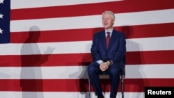 Bill Clinton je koautor knjige "President is Missing"