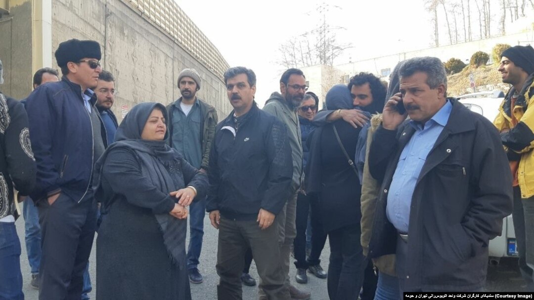 عکس از پس از آزادی رضا شهابی و چهار فعال دیگر