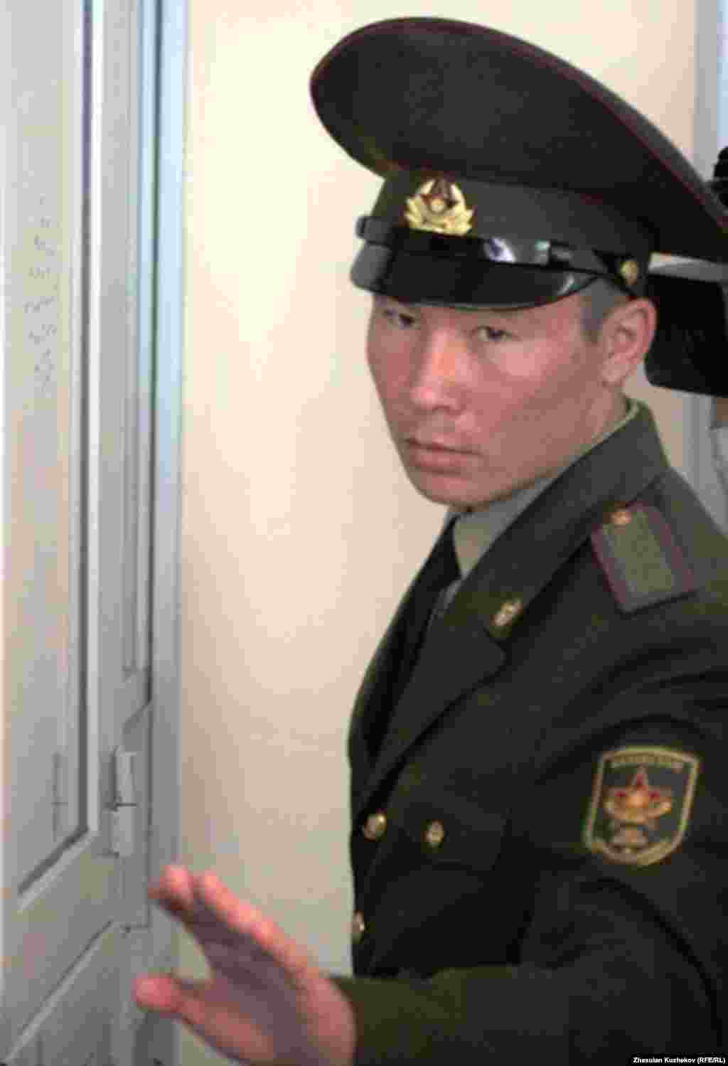 Солдат-конвоир на процессе по по делу бывшего министра Жаксылыка Доскалиева. Астана, 19 мая 2011 года.