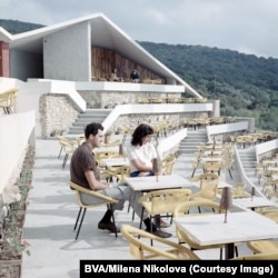 Un cuplu la o cafenea pe malul Mării Negre în 1968.