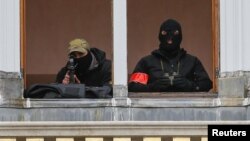 Бельгийские полицейские на балконе одного из зданий на Гран-Плас, 20 ноября 2015 года.