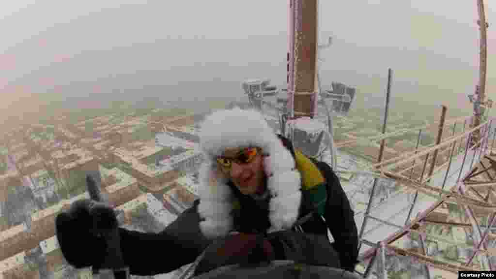 Minsk. 13 yanvar 2013. Paraşut&ccedil;ular&nbsp;h&uuml;nd&uuml;rl&uuml;kdən hoppanmaq &uuml;&ccedil;&uuml;n &ouml;zlərinə qeyri-adi yer se&ccedil;iblər, tikintisi gedən g&ouml;ydələn.