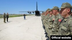 Azerbaijan - Turkish soldiers arrive at an airbase near Baku, 22Apr2017.