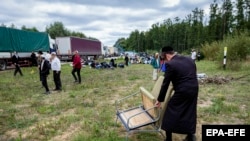 Хасиди у нейтральній зоні на українсько-білоруському кордоні, де зібралася понад тисяча людей, 16 вересня 2020 року