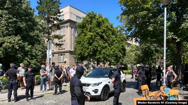 Na barikadama demonstranti postavljaju stolice, kontejnere, gume. Sa blokade na jednoj lokaciji u beogradskoj opštini Zemun, građani su se mirno povukli tokom jutra 30. juna, nakon upozorenja policije.