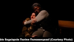 Сцена з вистави Поліни Положенцевої «Село, де ніхто не страждає»