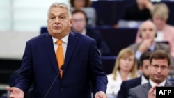 Viktor Orbán a mers miercuri în Parlamentul European pentru a prezenta aleșilor planul președinției maghiare a Consiliului European. Eurodeputații au schimbat discuția, însă, acuzându-l de corupție și condamnându-i declarațiile despre Ucraina. Strasbourg, 9 octombrie.