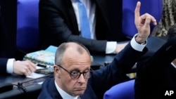 Liderul conservatorilor germani, Friedrich Merz, votând în Bundestag pentru planul de investiții în economie și apărare, 18 martie 2025