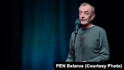 Ляўрэат літаратурнай прэміі імя Ежы Гедройця Сяргей Дубавец. Фота: PEN Belarus