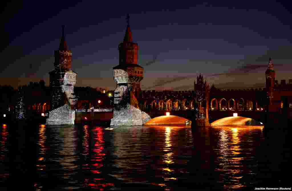 ბერლინში ყოველწლიური სინათლის ფესტივალი დაიწყო. ფესტივალის ფარგლებში ქალაქის ღირსშესანიშნაობები, შენობები და მონუმენტები სხვადასხვა ფერის შუქებით ნათდება. წლევანდელი ფესტივალის მესიჯი კორონავირუსის წინააღმდეგ გაერთიანებაა. ​📸: REUTERS/Joachim Herrmann