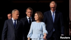 Prim-ministrul Poloniei, Donald Tusk, președintele Franței, Emmanuel Macron, președinta Moldovei, Maia Sandu, și cancelarul Germaniei, Friedrich Merz, la Palatul Prezidențial din Chișinău, R. Moldova, 27 august 2025.