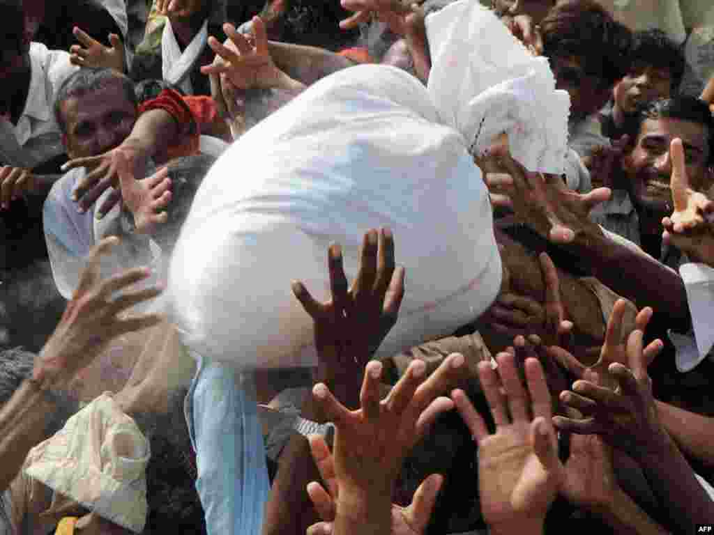 Pakistan - Pomoć stanovnicima poplavljenog područja, 30.08.2010. Foto: AFP / Arif Ali 