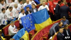 Deputați proeuropeni cu drapelele Uniuniunii Europene și Ucrainei înainte de sesiunea de vineri 22 noiembrie a parlamentului de la Kiev. Foto: AFP, Serghei Supinsky.