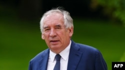 Francois Bayrou se consideră „un om de la țară”, care s-a întors în zona muntoasă a Pirineilor ca să fie primar de comună, chiar și după zeci de ani în politica de la Paris. El este un apropiat al lui Macron încă de când acesta a venit la putere.