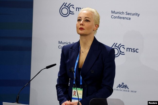 Bashkëshortja e Navalnyt, Yulia, duke folur në Munih më 16 shkurt 2024.