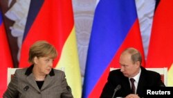 Almaniya kantsleri Angela Merkel ve Rusiye prezidenti Vladimir Putin