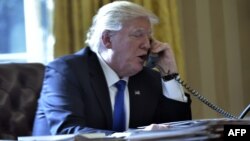 დონალდ ტრამპი პუტინთან საუბრის დროს