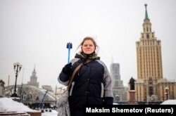 Marina Gulina is vitt magával egy wc-kefét a Navalnij melletti, 2021. január 31-ei tüntetésre. Az 51 éves számítógép programozót a demonstráció közben őrizetbe vették a moszkvai rendőrök.