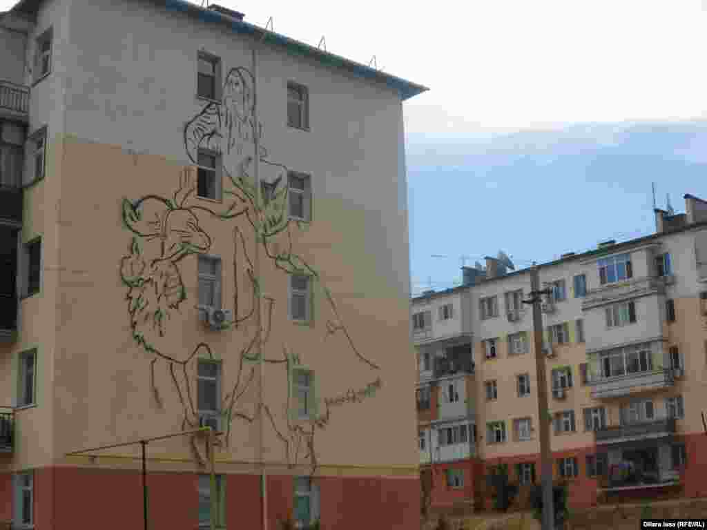 Граффити на фасаде: женщина верхом на верблюде.&nbsp;