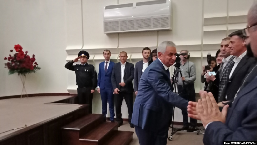 В данной ситуации непонятно даже то, как оппозиционеры собираются официально обращаться к Раулю Хаджимба в случае необходимости...