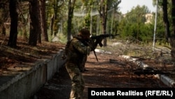 Український військовий 93-ї ОМБр веде вогонь по російському FPV-дрону у Дружківці