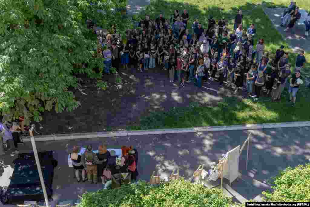 Церемонія прощання спочатку відбулася на подвір’ї школи «Софія», де навчався Григорій, а згодом продовжилася у Михайлівському Золотоверхому соборі, де відбулося відспівування