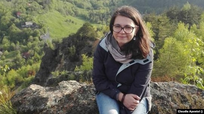 Arhitecta Claudia Apostol, activist al Asociației Alburnus Maior în apărarea valorilor arheologice și naturale de la Roșia Montana. Alburnus Maior este denumirea romană a așezării vechi de peste 2000 de ani.