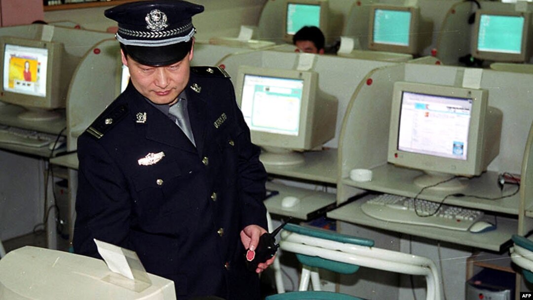 Китайский полицейский проверяет работу интернет-кафе. Пекин,17 июня 2002 года. Иллюстративное фото. 
